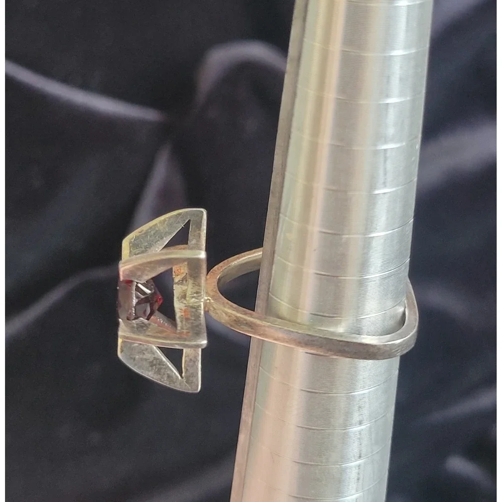 Vintage MCM Starburst Sterling Silver Red Stone Ring Garnet Funky Size 6 Triangl